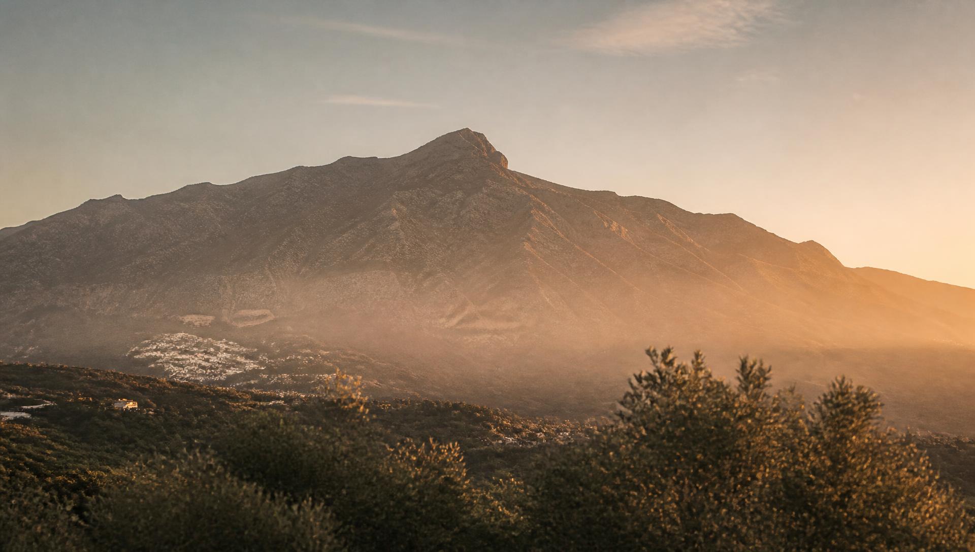 Le massif de La Concha au-dessus de Marbella à l'aube